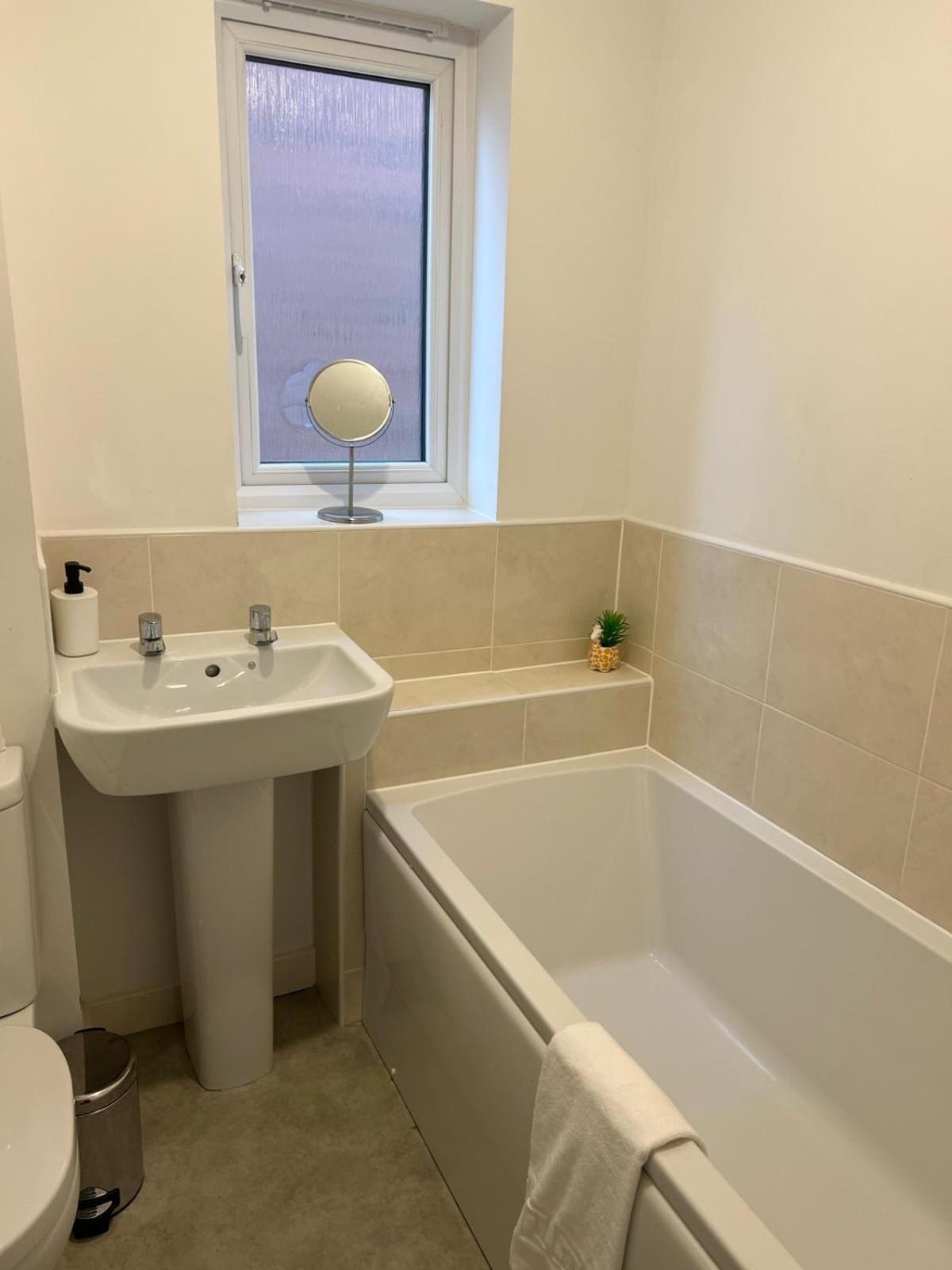 Village House St Mellons - Close To A48 And M4 Кардиф Екстериор снимка